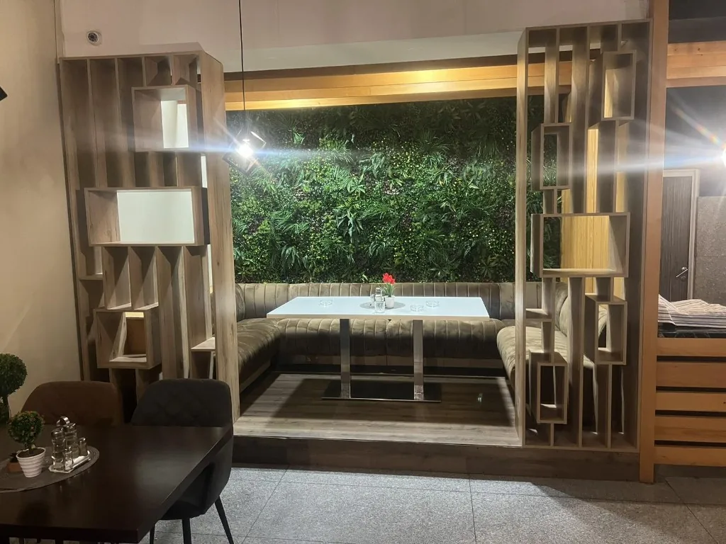 Lounge sa zelenim zidom u Restoranu Aurora