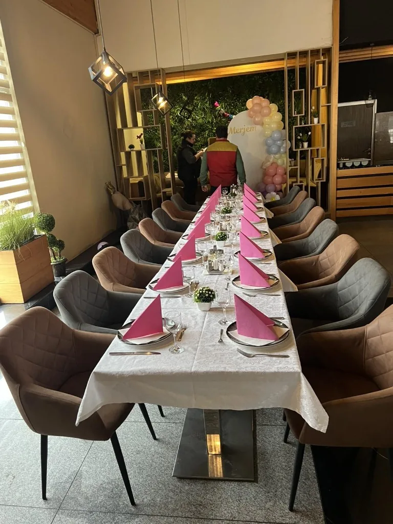 Dugi sto za proslavu u Restoranu Aurora